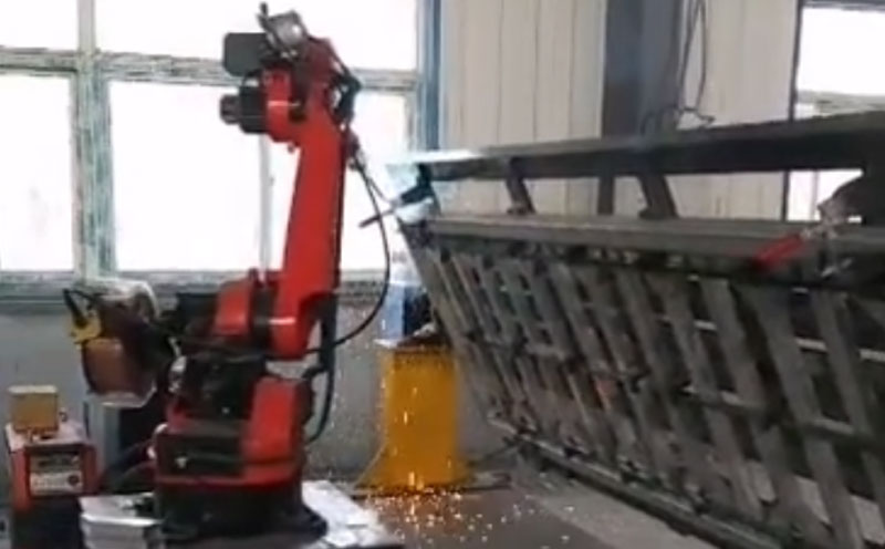 8轴联动焊接机器人，天安门护栏焊接