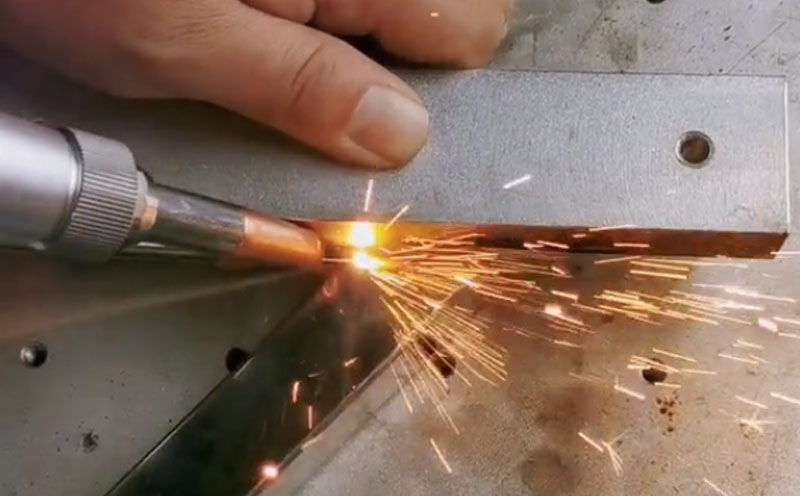 新手用手持式自动送丝激光焊接机， 焊不锈钢方管，这么简单？