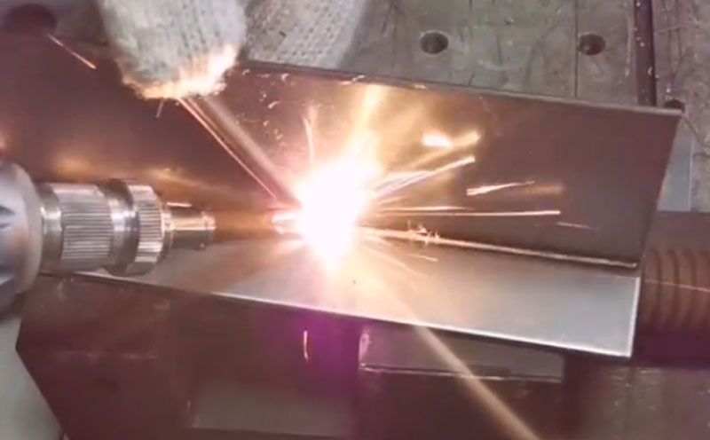 新员工用手持激光焊接机 焊1.5毫米的铁板 这波操作你会了吗？
