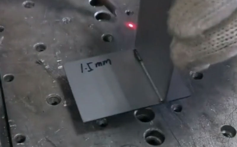 手持式激光焊接机焊1.5mm低碳钢，效率高不易变形